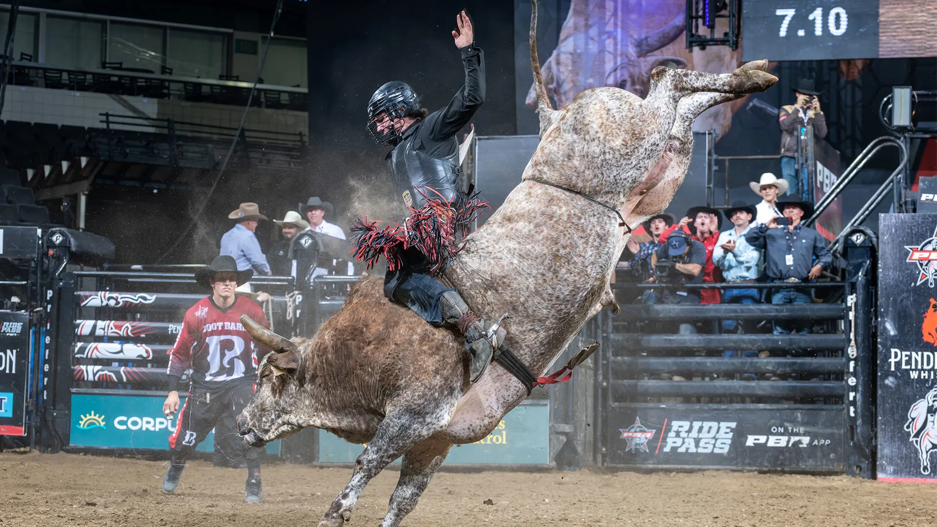 Jadon Hayes captures career-first win at PBR Bakersfield