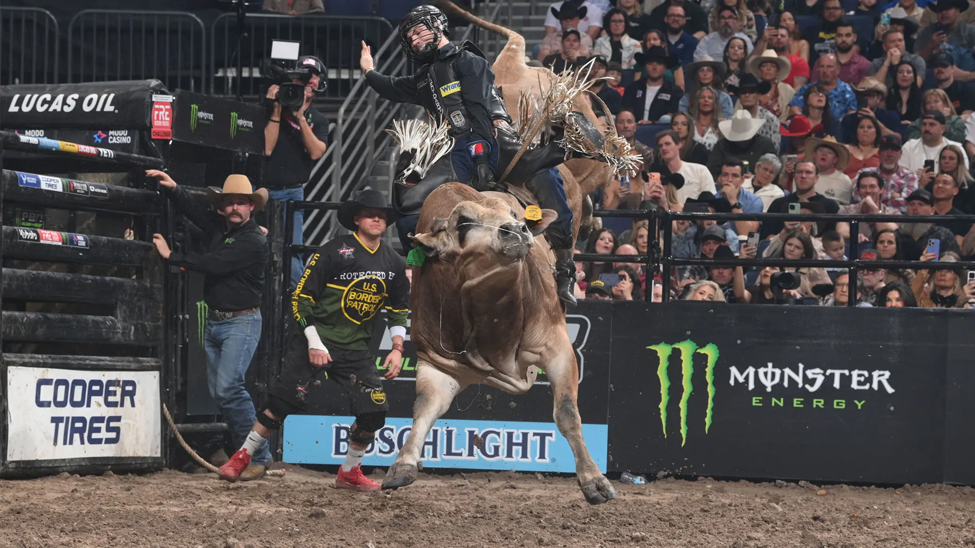 Two-time PBR world champion Jess Lockwood wins Round 1 of PBR Unleash The Beast event in Tampa, Dalton Kasel tops standings