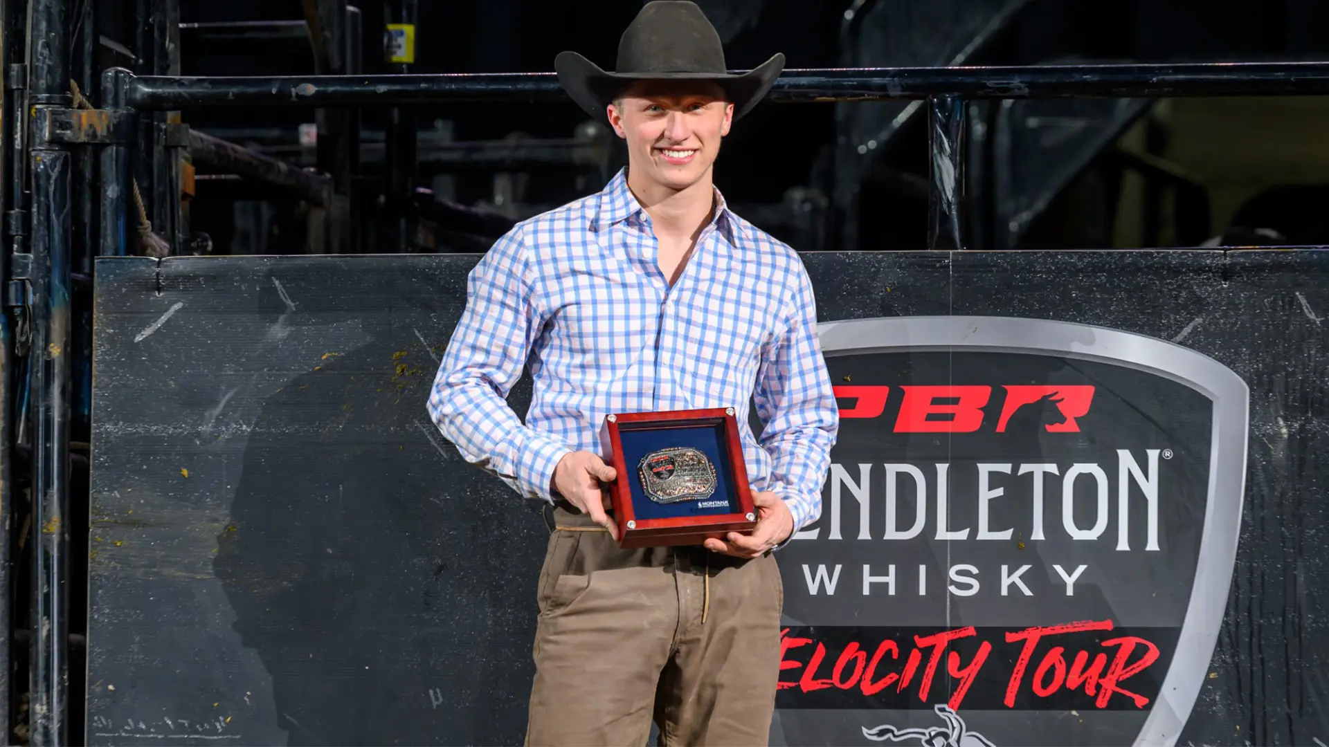 Elijah Jennings earns first career PBR victory in Grand Rapids at 18 years old