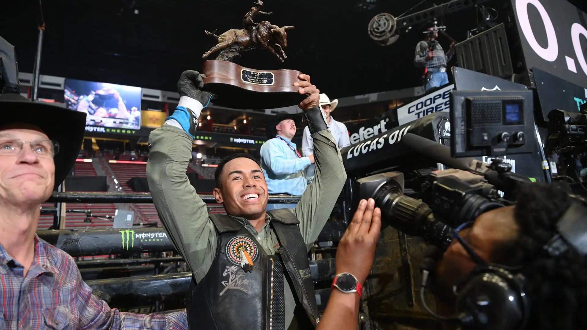 Keyshawn Whitehorse wins PBR Albuquerque Ty Murray Invitational with walk-off 90-point ride