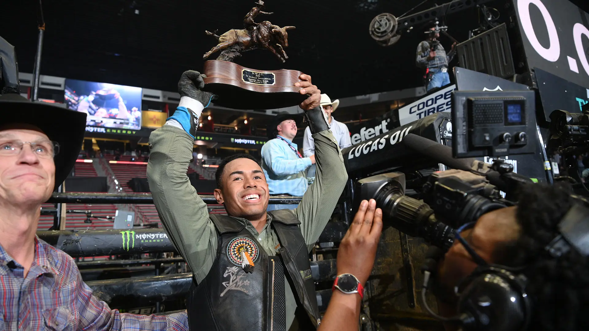Keyshawn Whitehorse wins PBR Albuquerque Ty Murray Invitational with walk-off 90-point ride